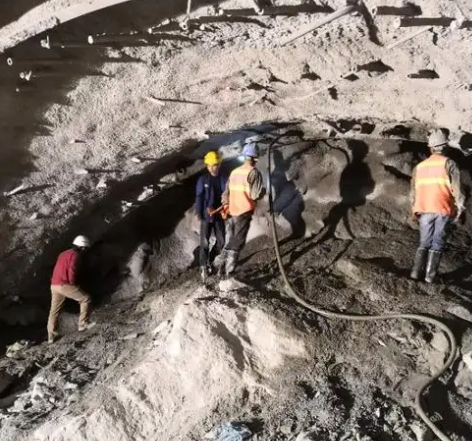 达川拱顶带模注浆料的施工流程及注意事项